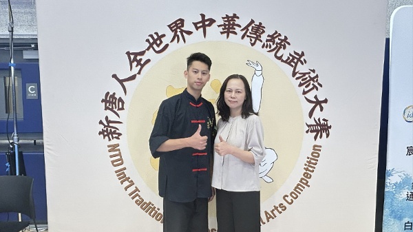 青島武館執行長吳繡芬與兒子林辰翰合影。(圖片來源:看中國記者李清源 )