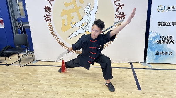 林辰翰展示春秋大刀。(圖片來源:看中國記者李清源 )