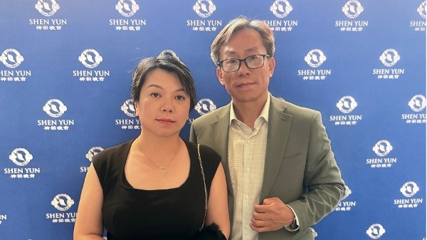 中國民營企業家陳仲攜妻子曹志芳於2026年6月下旬在加拿大多倫多四季表演藝術中心觀賞神韻演出。(看中國攝)