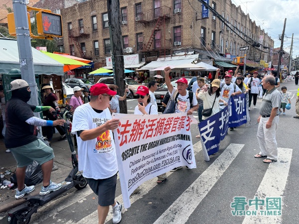 在路旁的民眾舉橫幅支持