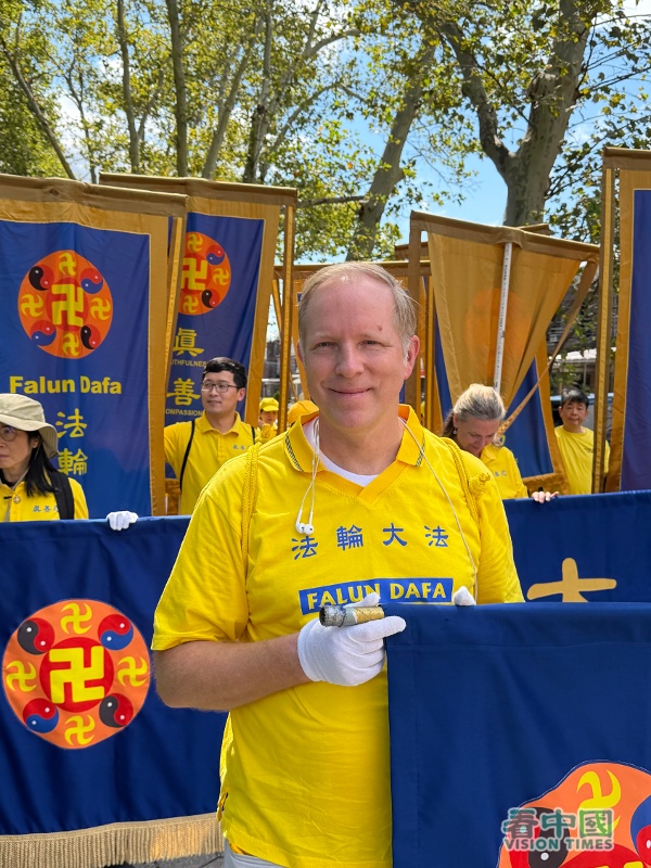 參與遊行的瑞典平面設計師Jens Almroth