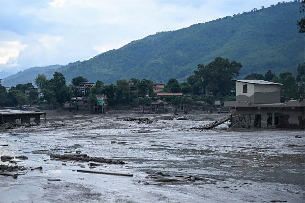 2026年8月26日，尼泊爾努瓦科特地區德夫加特（Devghat），突發洪水過後，房屋被淤泥淹沒。