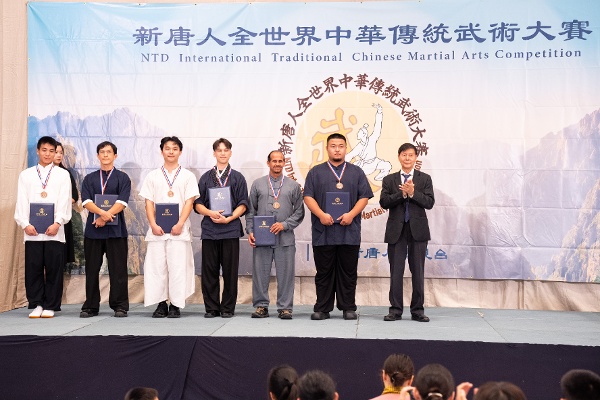 2026年8月15日，第九屆新唐人全世界中華傳統武術大賽在紐約曼哈頓落幕。圖為男子拳術、器械組獲得銅獎的選手。（戴兵／大紀元）