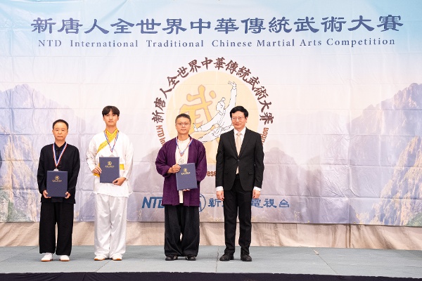 2026年8月15日，第九屆新唐人全世界中華傳統武術大賽在紐約曼哈頓落幕。圖為男子拳術、器械組獲得銀獎的選手。（戴兵／大紀元）