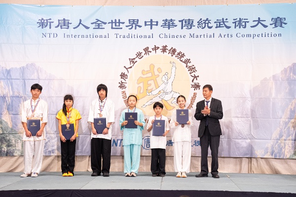 2026年8月15日，第九屆新唐人全世界中華傳統武術大賽在紐約曼哈頓落幕。圖為少年拳術、器械組獲得銅獎的選手。（戴兵／大紀元）