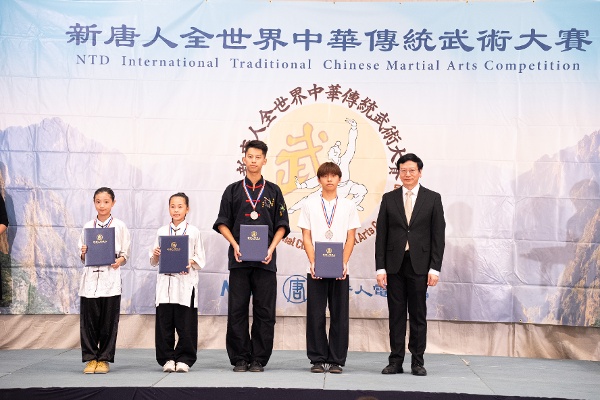 2026年8月15日，第九屆新唐人全世界中華傳統武術大賽在紐約曼哈頓落幕。圖為少年拳術、器械組獲得銀獎的選手。（戴兵／大紀元）