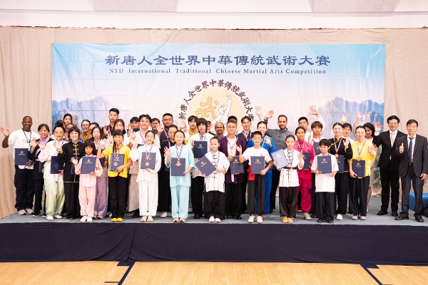 8月15日（週六）下午，第九屆新唐人全世界中華傳統武術大賽在紐約曼哈頓舉辦的決賽決出27枚獎牌，其中8名選手摘銀，19名選手獲銅獎，金獎空缺；9名選手獲優秀獎。另有3名選手分別獲頒特別貢獻獎、承傳貢獻獎，以及榮譽獎。（戴兵／大紀元）