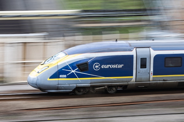 一列欧洲之星（Eurostar）客运列车高速驶向由欧洲隧道公司（Eurotunnel）运营的英法海底隧道。摄于2026年4月2日，法国北部科凯勒（Coquelles）。