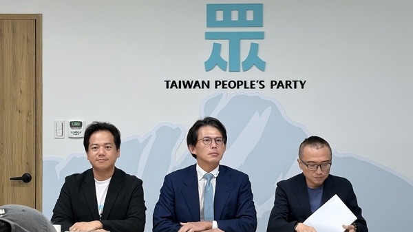 九合一大選登記在即，台灣民眾黨主席黃國昌 （中）28日表示，他日前與國民黨主席鄭麗文見面討論竹北市選舉，鄭麗文卻說無法處理，對此他非常遺憾，「民眾黨將支持邱臣遠參選到底」。