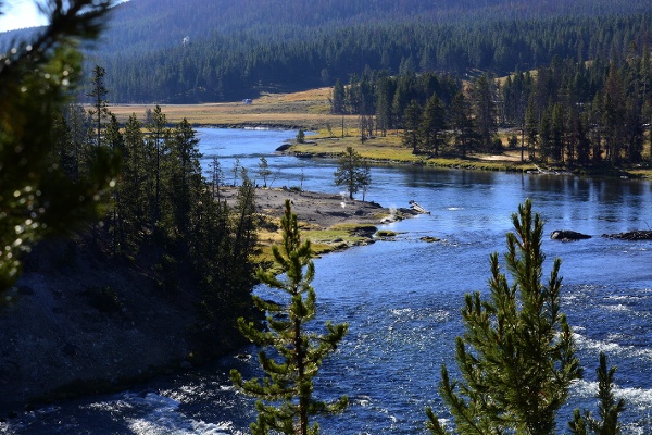 2014年9月25日，美国怀俄明州（Wyoming）黄石国家公园（Yellowstone National Park）内，黄石河（Yellowstone River）蜿蜒流过园区。