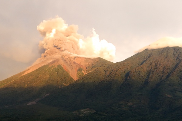 2026年8月4日,距離瓜地馬拉城西南約65公里的富埃戈火山(Fuego Volcano)猛烈噴發。