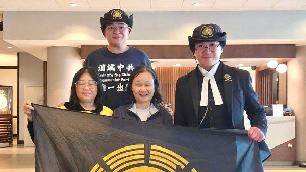照片中间是张信燕,右一为香港议会议长姜嘉伟,及同道看望刚刚抵达温哥华的张信燕(盛雪提供)(16:9)上傳者:aprilzhu ---上傳時間:2026-08-05 07:36:00.694832