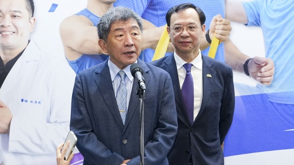 行政院政务委员陈时中(左)卫福部长石崇良(右)