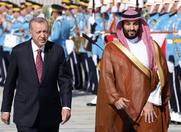 2022年6月22日，土耳其总统埃尔多安（Recep Tayyip Erdogan，左）在安卡拉总统府举行的官方欢迎仪式上迎接沙特阿拉伯王储穆罕默德・本・萨勒曼（Mohammed bin Salman，右）。