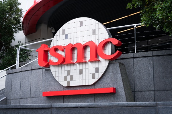 2026年1月27日，台积电（TSMC）的标志在台湾新竹市的台积电分公司及创新博物馆展出，突显了公司品牌形象，并在厂区内外均有标识。作为全球领先的半导体代工厂，台积电在全球芯片供应链中扮演着核心角色，为计算机、智能手机、服务器以及众多现代产业提供动力。（图片来源：Jimmy Beunardeau / Hans Lucas / AFP via Getty Images）