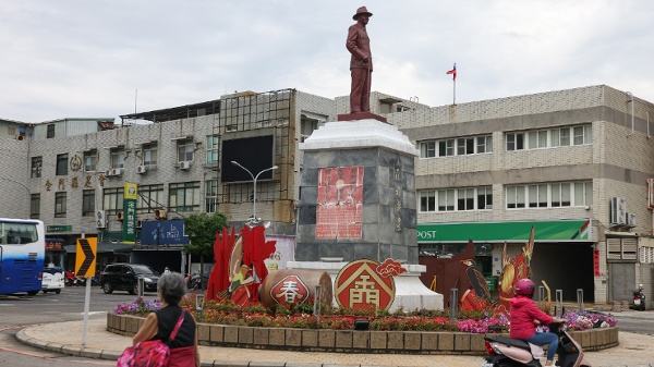 2024年5月20日,人们在金门经过已故国民党领袖蒋介石的雕像。(图片来源:I-HWA CHENG/AFP via Getty Images)