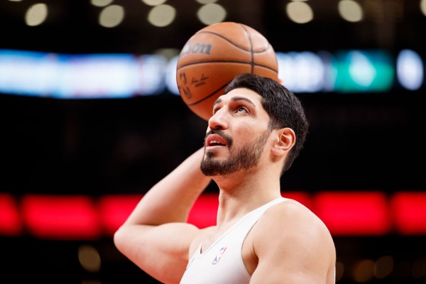 2021年11月28日，波士顿凯尔特人队13号球员埃内斯・坎特（Enes Kanter）在丰业银行体育馆对阵多伦多猛龙队的NBA比赛开始前进行热身。