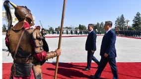 习外访下飞机紧抓彭丽媛手传北京街头聚集众多军人(图)
