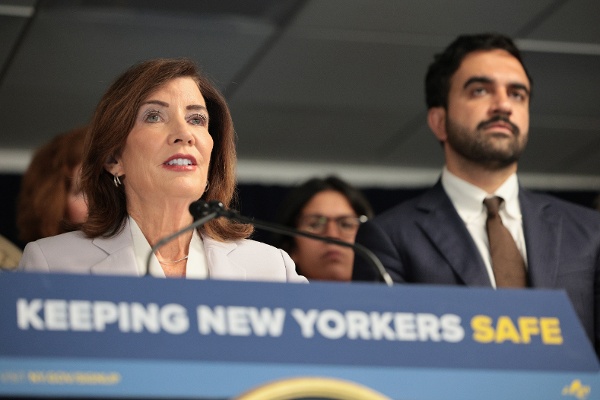 2026年8月12日,美國紐約州紐約市,紐約州州長凱西.霍楚爾(Kathy Hochul,左)在一場有關美國移民與海關執法局(ICE)行動的新聞發布會上講話,紐約市長佐赫蘭.曼達尼(Zohran Mamdani)在一旁聆聽。