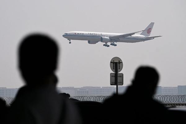 2025年4月10日，一架中國國際航空公司的波音777-300飛機降落在北京國際機場。(Photo by WANG Zhao / AFP) (Photo by WANG ZHAO/AFP via Getty Images)