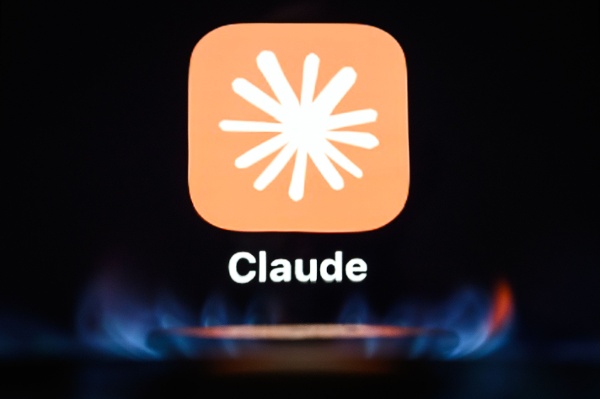 2026年9月16日:在這張照片中,Anthropic公司的AI應用「Claude」的圖標透過火焰映照在數字屏幕上,拍攝於2026年9月16日,地點為英國倫敦。(圖片來源:Leon Neal/Getty Images)