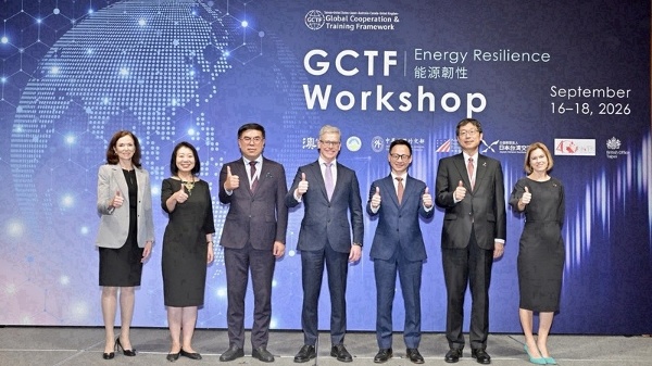 「全球合作暨訓練架構（GCTF）強化能源韌性與供應鏈安全」國際研習營16日登場，開幕式由澳洲辦事處代表馮國斌（Robert Fergusson，左4）與環境部長彭啓明（左3）代表主辦單位致詞。