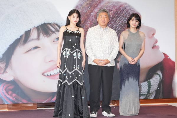 日本導演是枝裕和（中）與演員出口夏希（左）、蒔田彩珠（右）19日在台北，出席新電影「驀然回首」記者會。（圖片來源：中央社）  