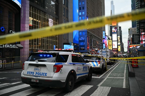2026年8月31日，紐約時代廣場附近發生警員開槍事件，造成一人死亡，紐約市警察局車輛停在事發區域。2026年8月31日，紐約時代廣場附近發生警員開槍事件，造成一人死亡，紐約市警察局車輛停在事發區域。