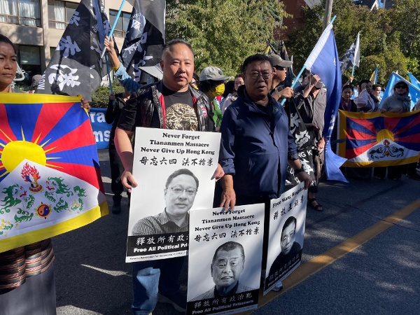 流亡加拿大的中國民營企業家謝朝輝於2026年6月4日在多倫多中領館前參加六四37週年集會。(謝朝輝提供)