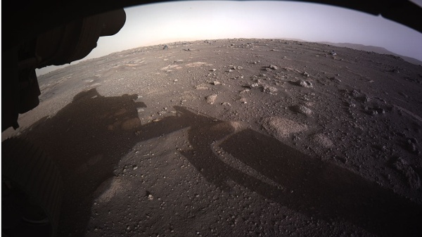2021年2月18日,NASA「毅力號」(Perseverance)火星車成功降落傑澤羅隕石坑後,車底避障相機(Hazcams)傳回首張高解析度彩色照片。「毅力號」的重要任務之一,是尋找火星遠古微生物生命可能留下的痕跡,並研究火星地質和過去的氣候。