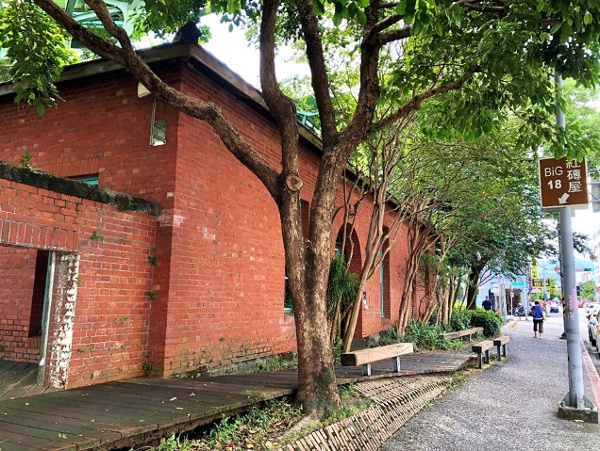 宜蘭「丟丟噹森林公園」後方的紅磚屋