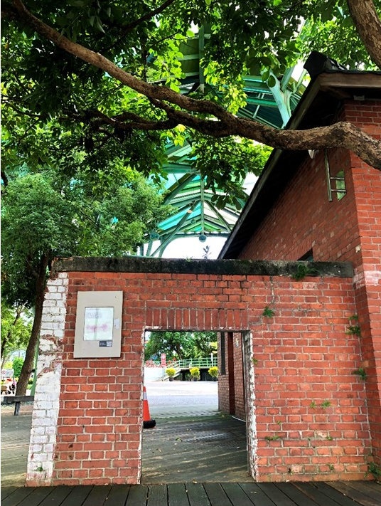 宜蘭「丟丟噹森林公園」後方的紅磚屋