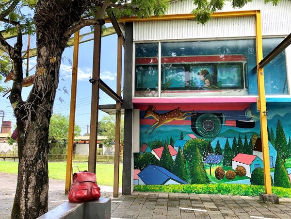 台灣宜蘭火車站旁邊幾米公園，《星空》中的飛天公車