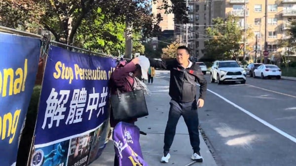 2026年9月22日上午,一名男子暴力毀壞多倫多中領館前的真相橫幅和展板,併發出死亡威脅。(視頻截圖/法輪功學員提供)(16:9)