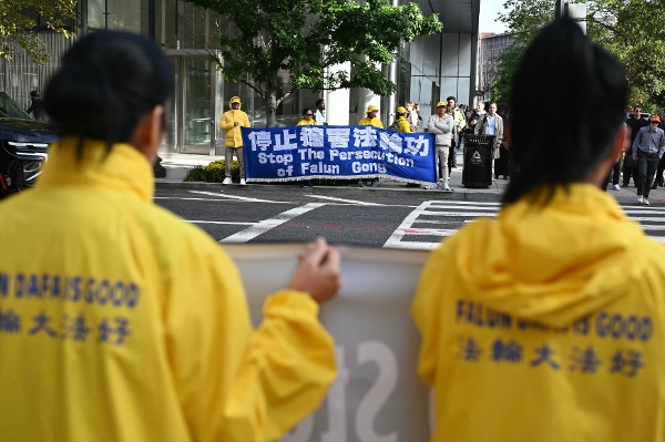 2026年9月24日,在美国总统特朗普于白宫接待中国国家主席习近平之前,法轮功学员在华盛顿举行抗议活动。习近平主席于9月23日至25日对美国进行国事访问。(图片来源:Mandel NGAN / AFP via Getty Images)