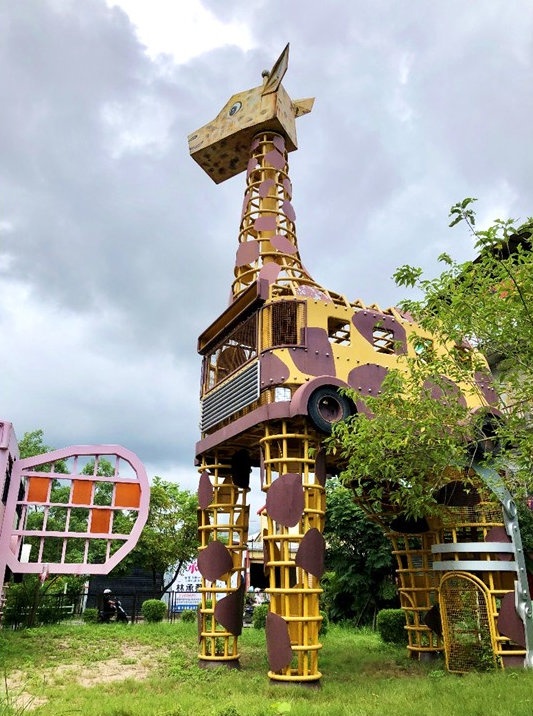 台灣宜蘭火車站旁邊幾米公園對面的幸福轉運站，可以登高望遠的巨大長頸鹿