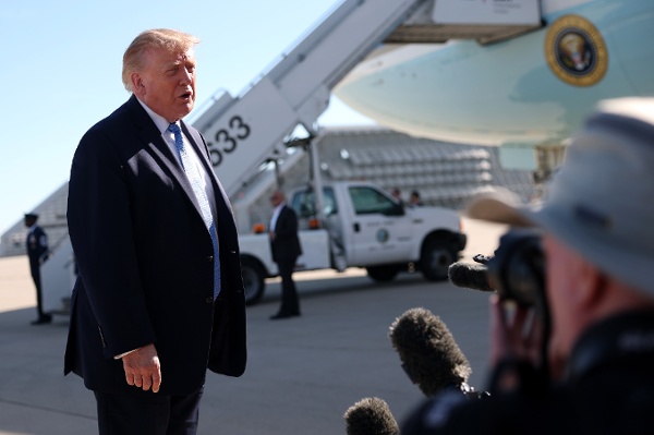 2026年9月27日,美國總統川普(Donald Trump)在芝加哥奧黑爾國際機場向記者發表講話。
