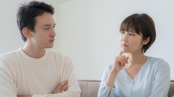 當另一半出現一些特殊行為,代表「危險指數」大增,需留意。(圖片來源:ponta1414/stock.adobe.com)