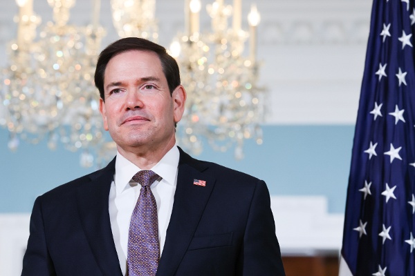 2026年9月28日，美國華盛頓特區，美國國務卿盧比奧（Marco Rubio）與沙特外交大臣費薩爾．本．法爾漢．阿勒沙特親王（Prince Faisal bin Farhan Al Saud）在美國國務院舉行會晤前合影。
