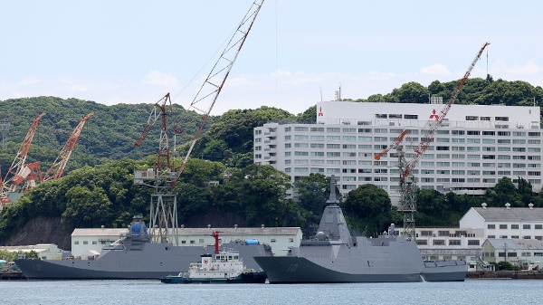 2026年5月20日,日本海上自衛隊兩艘「最上」級隱形護衛艦停靠在長崎三菱重工造船廠。