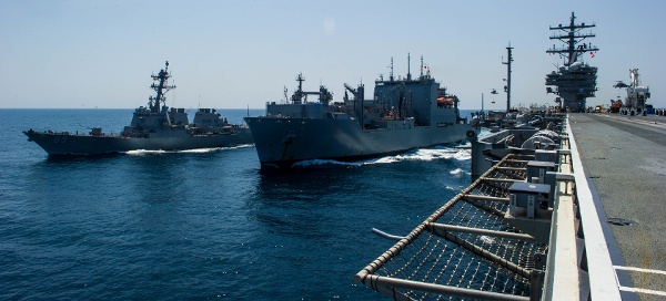 2018年5月15日，在日本近海海域，導彈驅逐艦「麥坎貝爾」號、乾貨/彈藥船「塞薩爾．查韋斯」號和航空母艦「羅納德．里根」號正在進行海上補給演習。（圖片來源：Smith Collection/Gado/Getty Images）