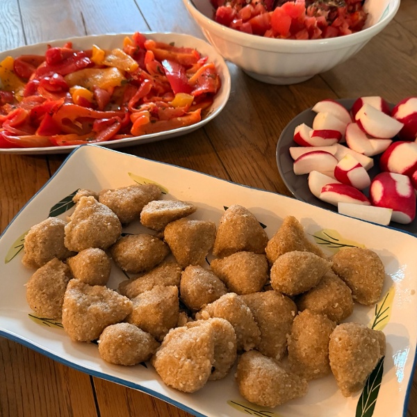 庫特萊通常搭配新鮮或熟制的蔬菜和/或酸奶食用。（圖片：Nadia Ghattas/看中國）