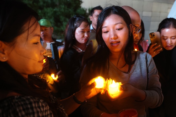 韓國首爾,2026年9月5日:尼泊爾民眾在韓國首爾參加守夜悼念活動,緬懷山洪災害遇難者。
