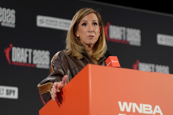 2026年4月13日：WNBA總裁凱茜．恩格爾伯特（Cathy Engelbert）在紐約The Shed舉行的2026年WNBA選秀大會開始前發表講話