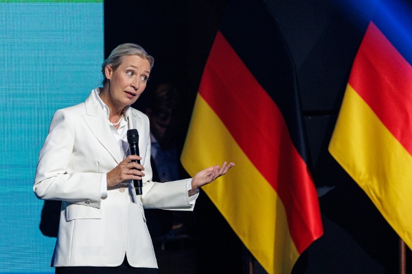 2026年9月5日,德国马格德堡:德国右翼政党德国选择党(AfD)共同主席爱丽丝・魏德尔(Alice Weidel)在萨克森-安哈尔特州选举前夕举行的最后一场竞选集会上向支持者发表讲话。