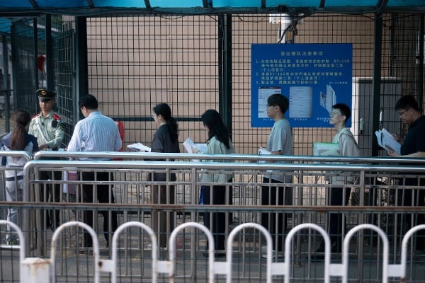 2026年5月14日，人們在北京美國大使館外的領事服務處排隊等候。（圖片來源：Brendan Smialowski / AFP via Getty Images）