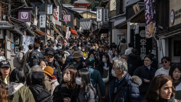 圖為2024年3月10日，人們走過京都清水寺附近的一條街道。