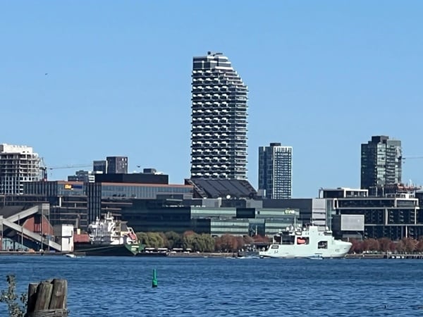 從湖心島眺望多倫多市岸邊的軍艦