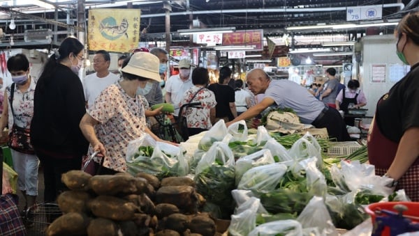 在菜市場購物的台灣民眾