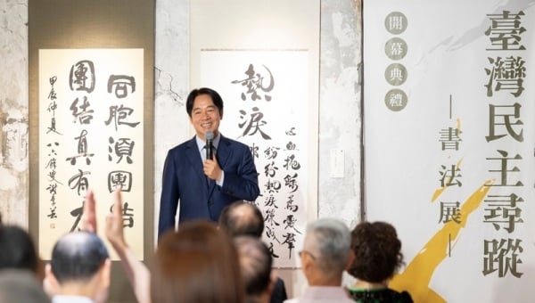 总统赖清德（后）17日到宜兰出席“台湾民主寻踪书法展”，致词时表示，民主得来不易，特别是面对外来威胁时要团结打拚，蒋渭水名言“同胞须团结，团结真有力”，意义就在此。